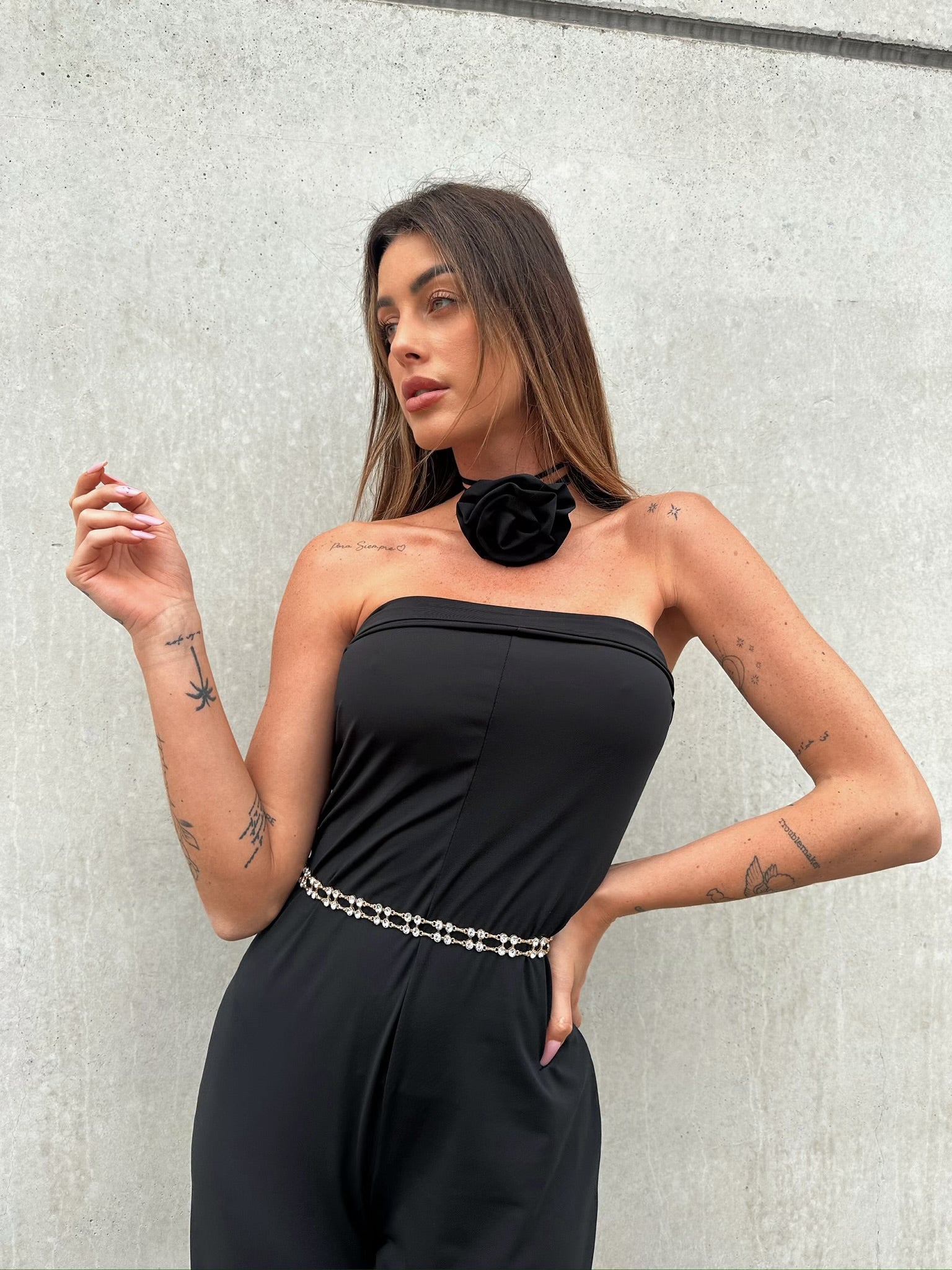 Tuta a fascia con collana rosa