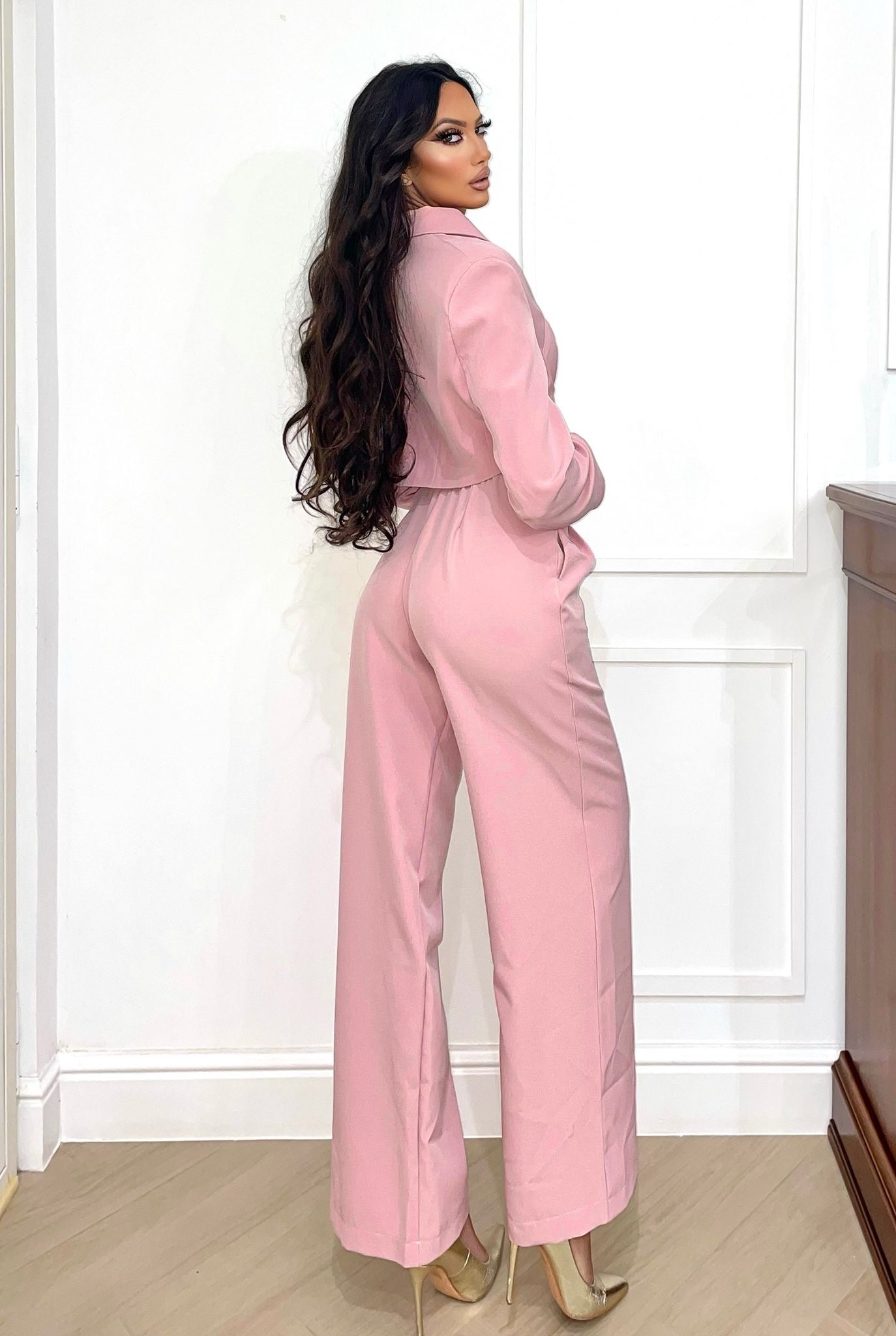 Tailleur giacca e pantalone rosa con dettaglio nero in pizzo