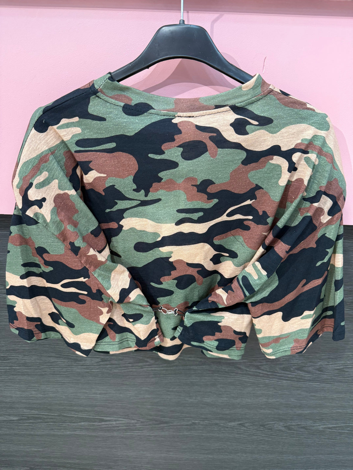Maglia crop militare con gancio
