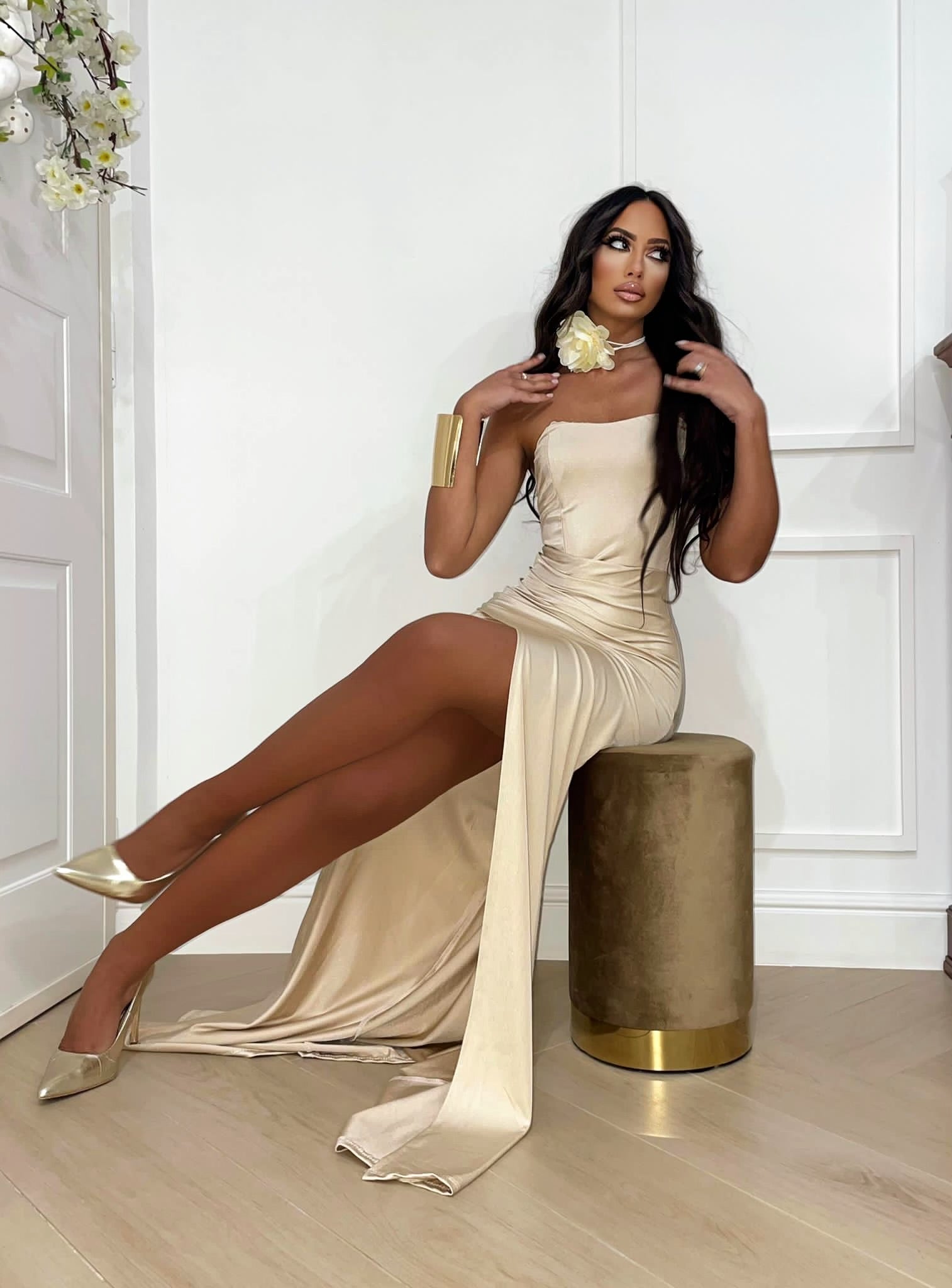Abito a sirena con push up e incrocio beige