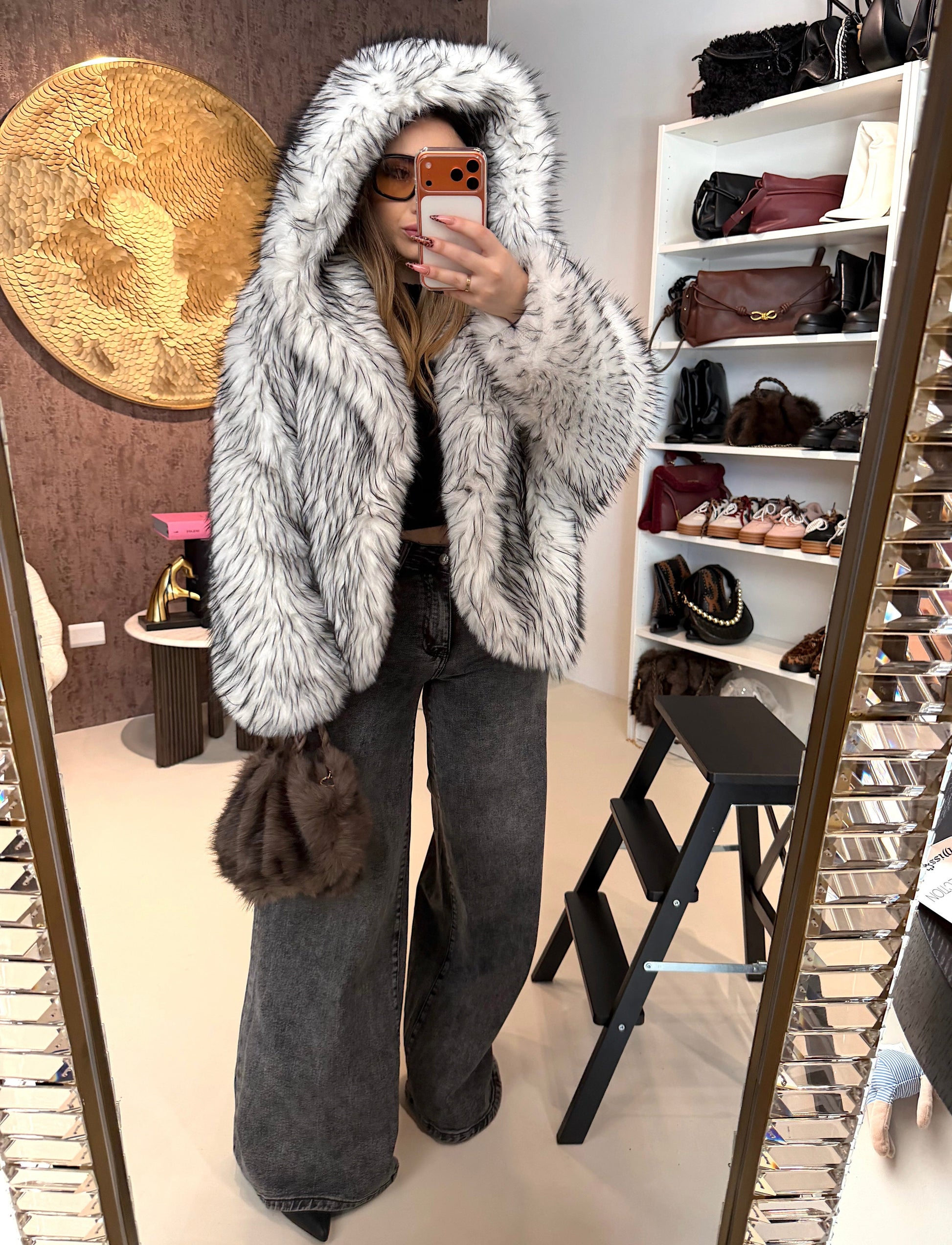 Pelliccia Ecologica con Dettaglio Nero – Oversize Glam