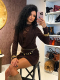 Abito con scollo in pizzo e drappeggio laterale