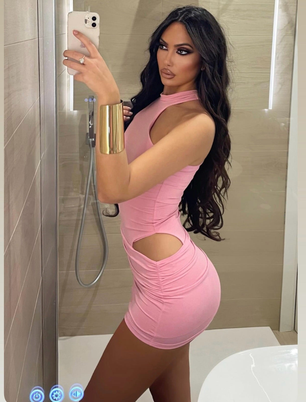 Abito rosa con choker e apertura laterale