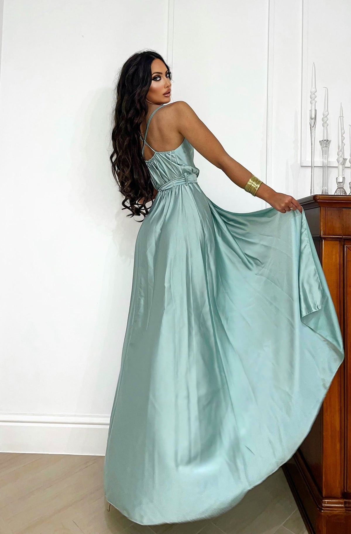 Abito in raso con maxi spacco tiffany