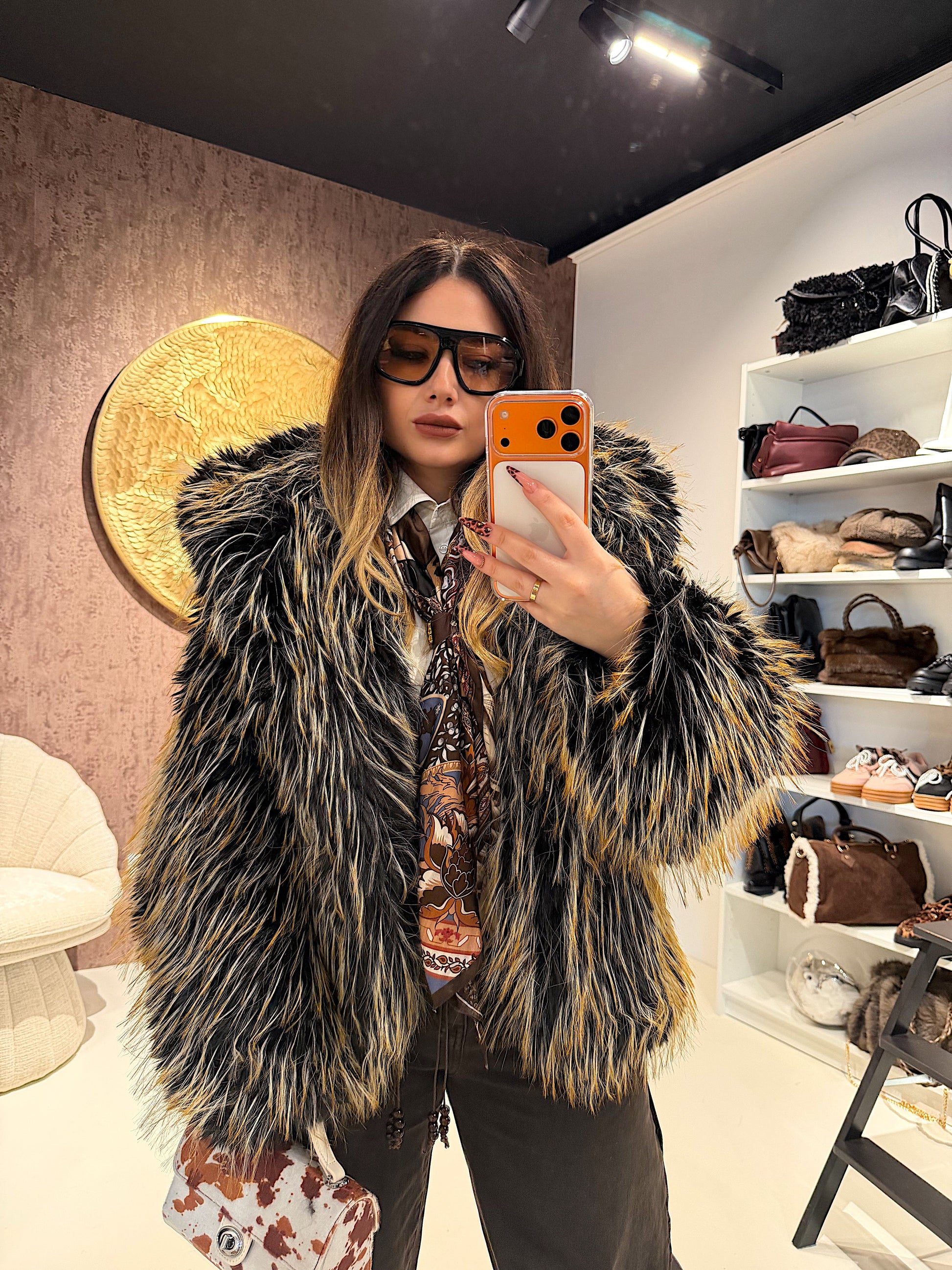 Pelliccia Ecologica con Dettaglio Nero – Oversize Glam