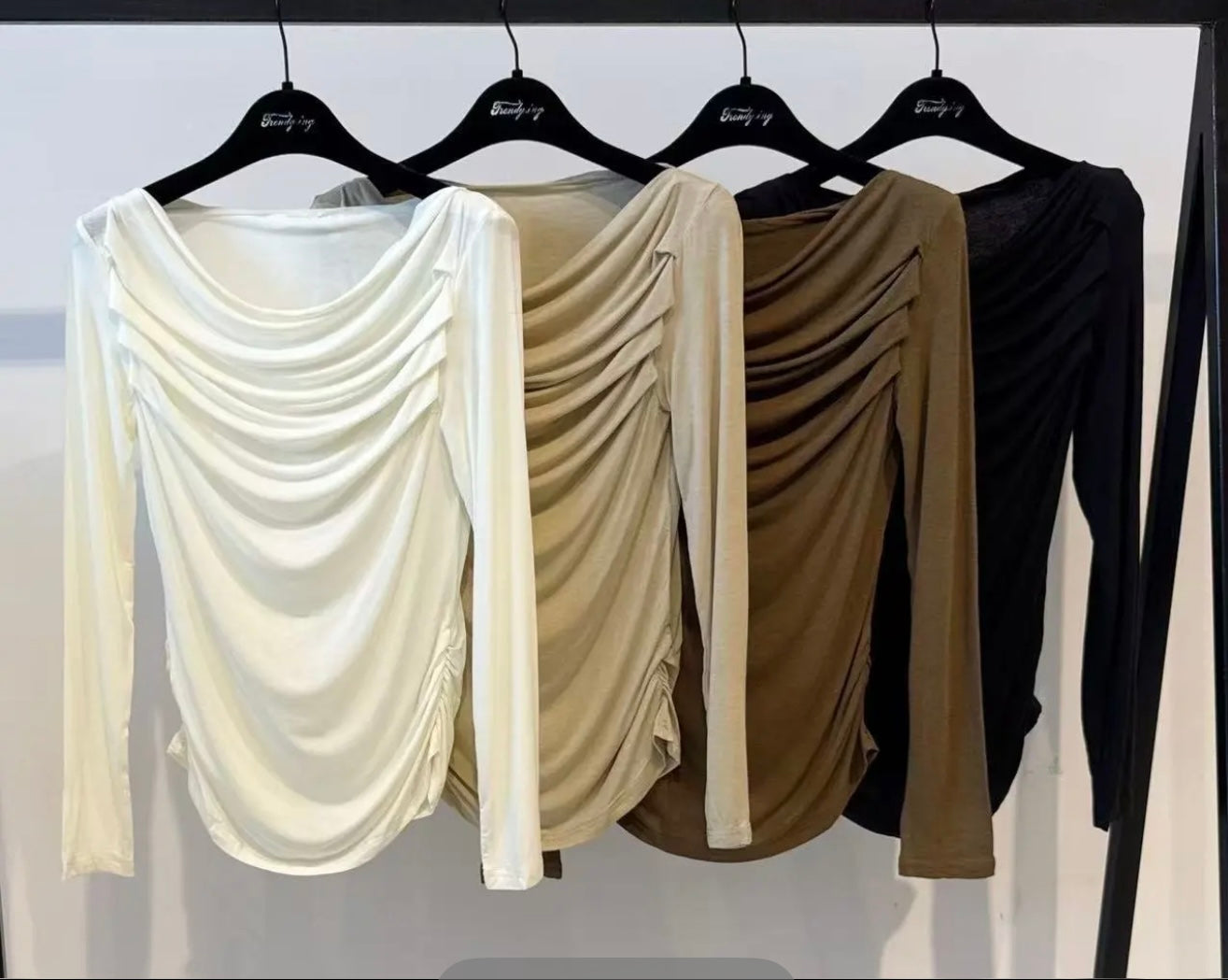 Maglia a maniche lunghe con scollo drappeggiato