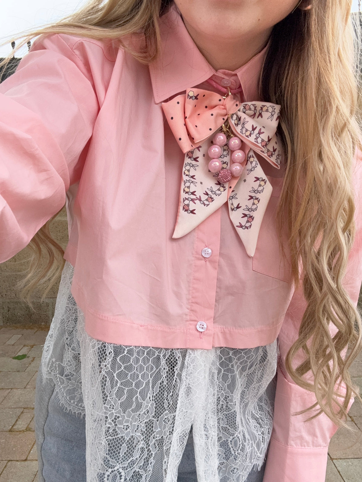 Camicia rosa con pizzo bianco