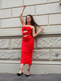 Abito rosso a fasce con choker