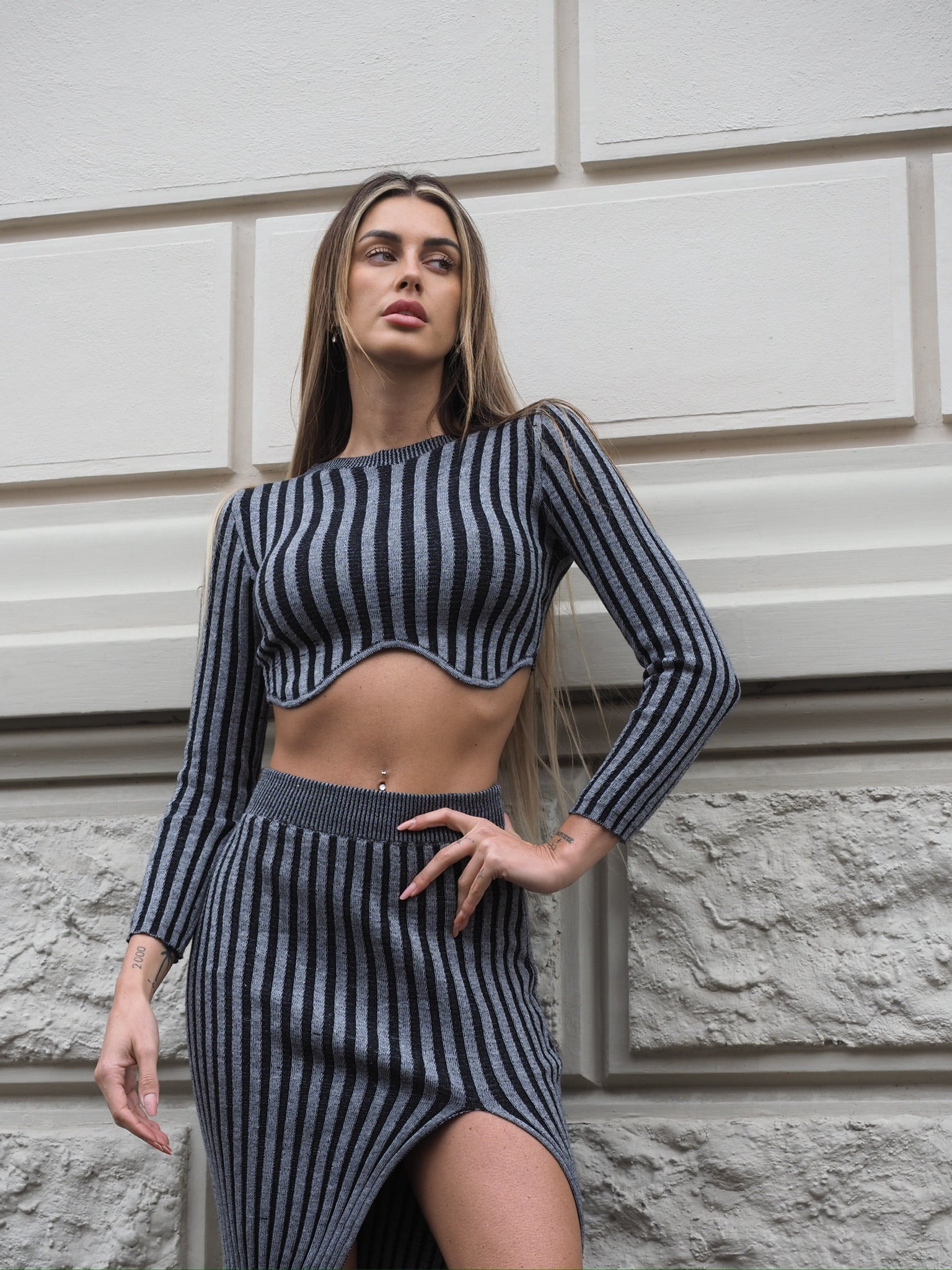 Completo due pezzi maglione e gonna grigio