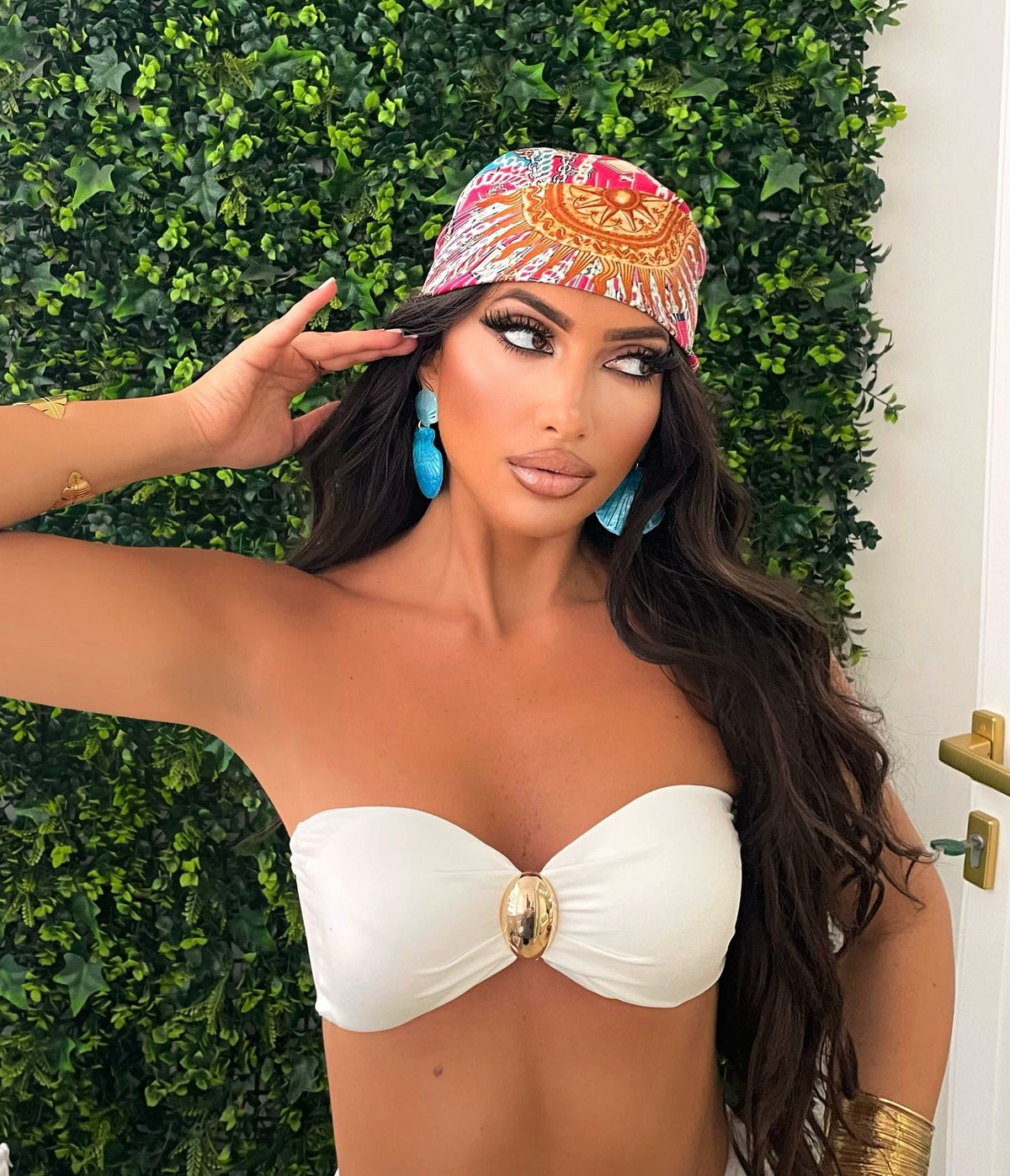 Bikini bianco tre pezzi con gioiello e gonna drappeggiata