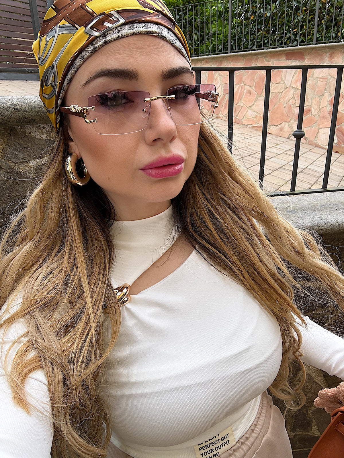 Maglia con spacco e gioiello oro