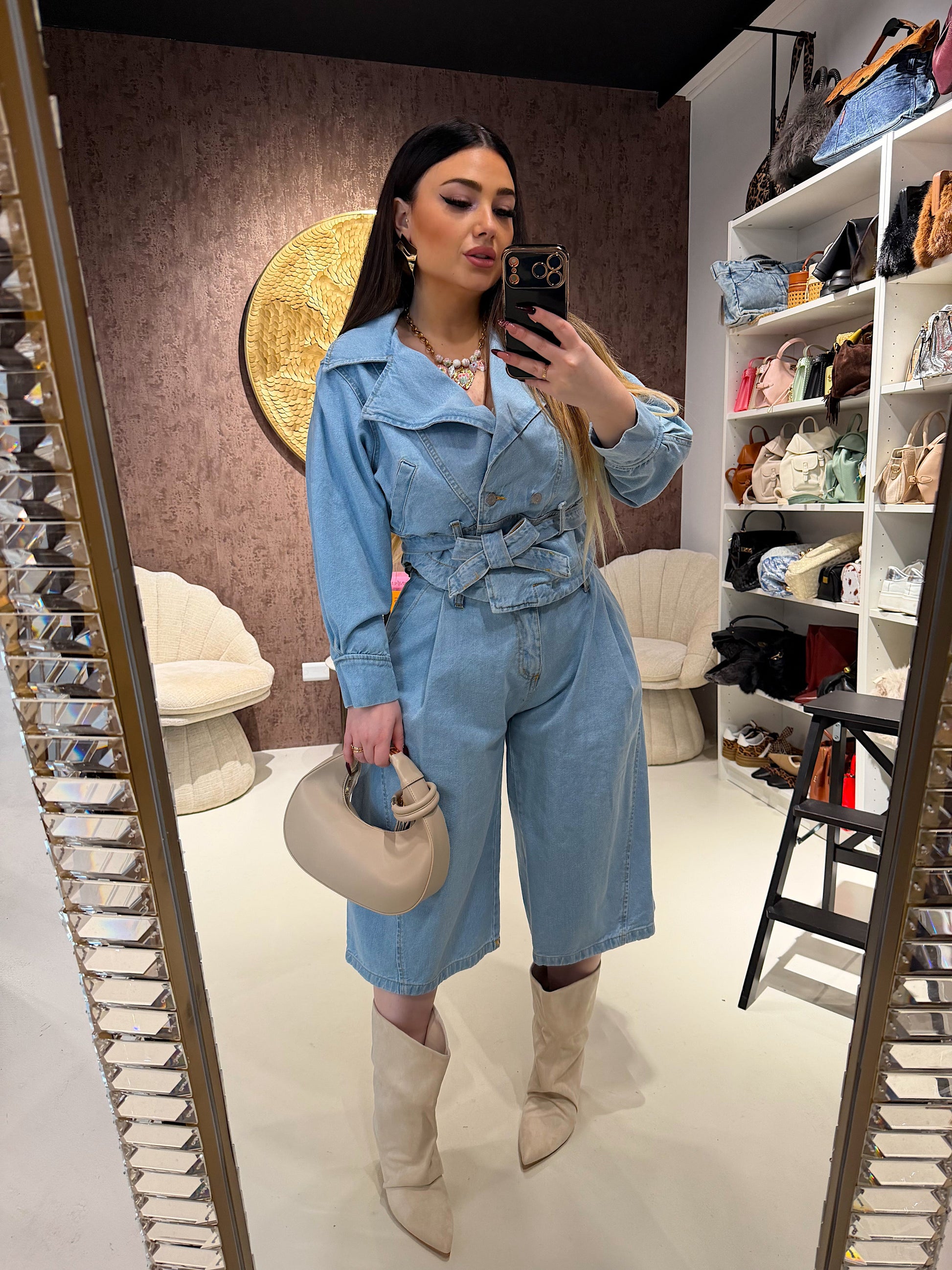 Giacca e pantalone in jeans con cintura