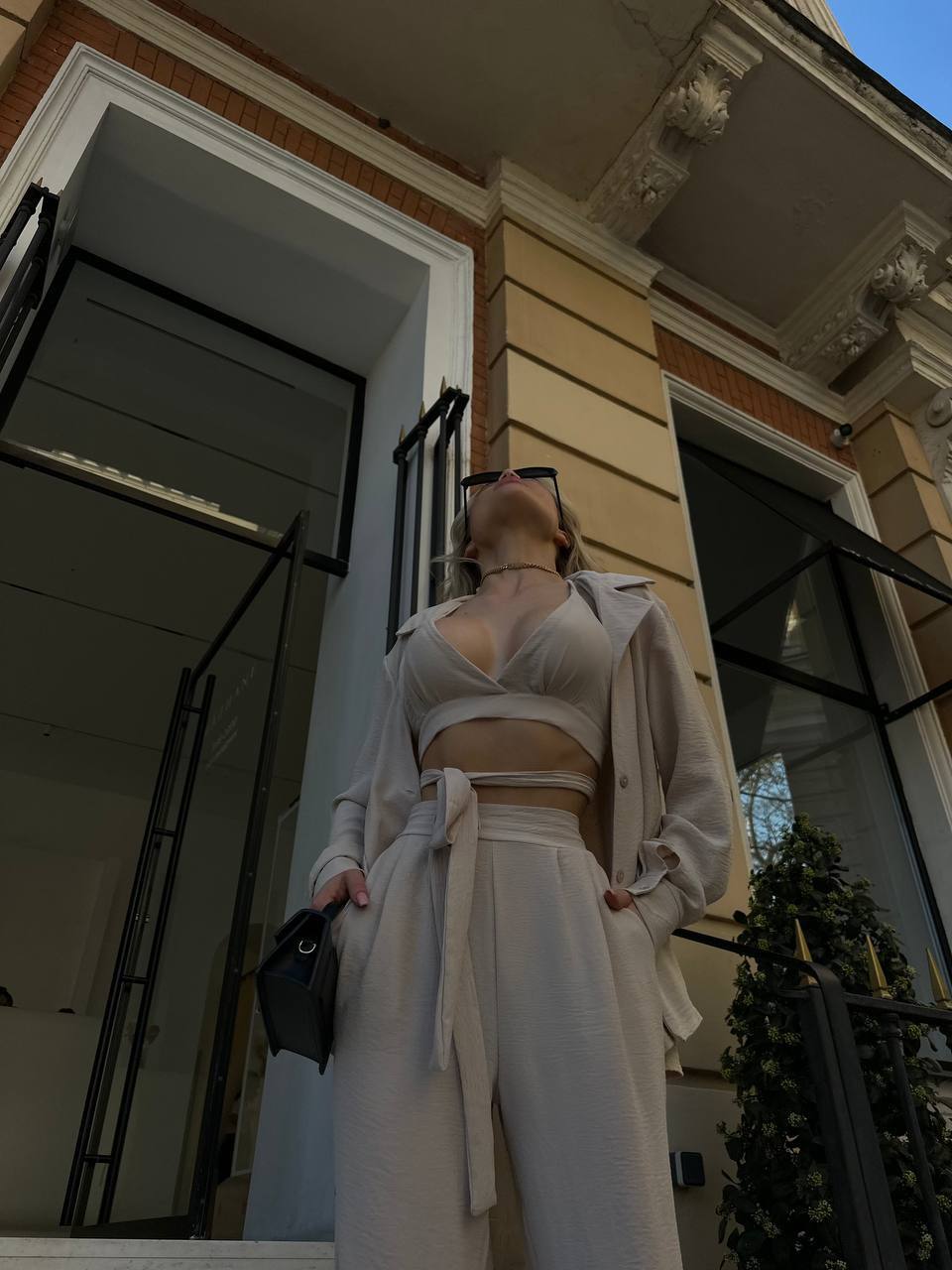 Set tre pezzi camicia top e pantalone beige