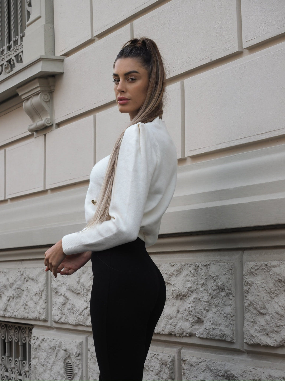 Maglione panna con fiocco nero