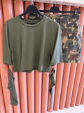 Maglia crop con manicotti militare