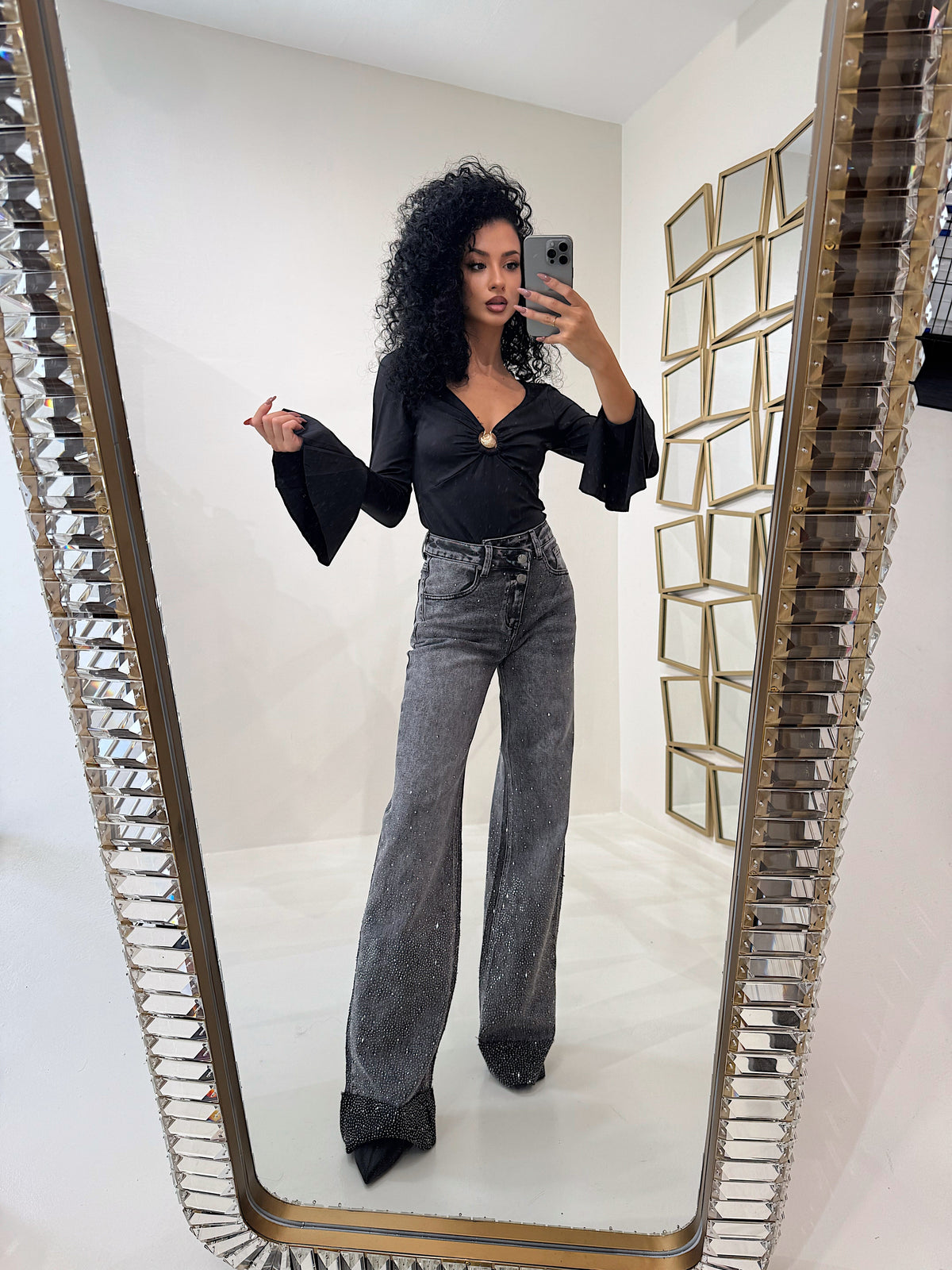 Blusa Elegante con gioiello e Maniche Svasate