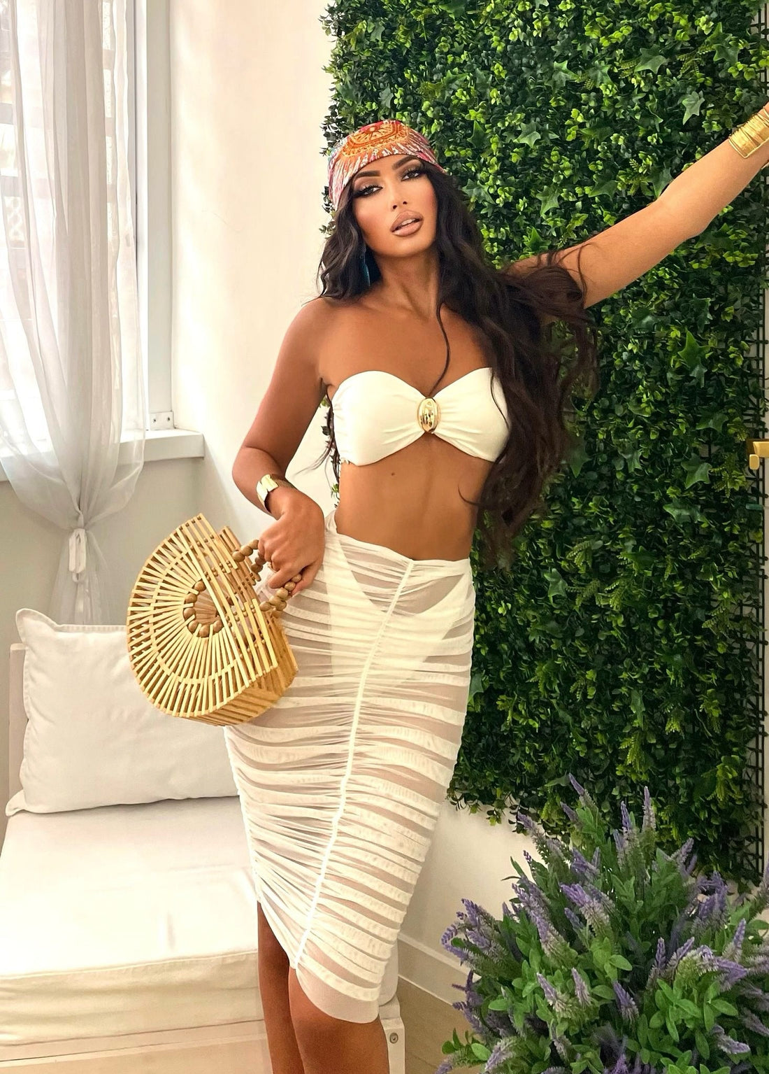 Bikini bianco tre pezzi con gioiello e gonna drappeggiata