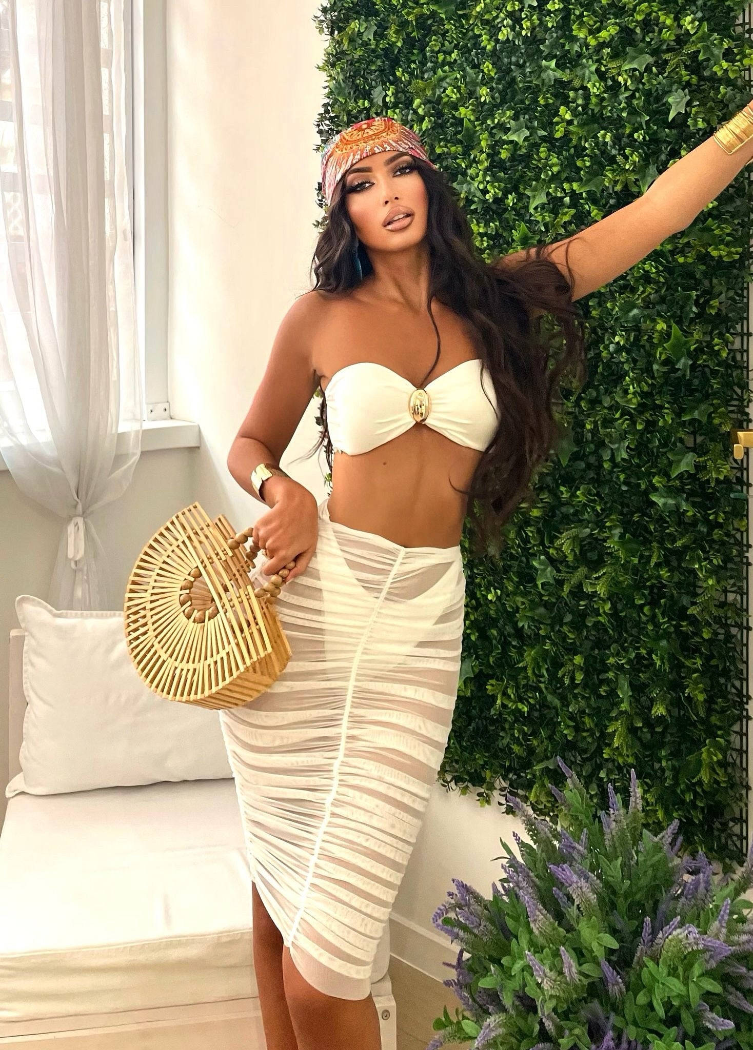 Bikini bianco tre pezzi con gioiello e gonna drappeggiata