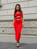 Abito rosso a fasce con choker