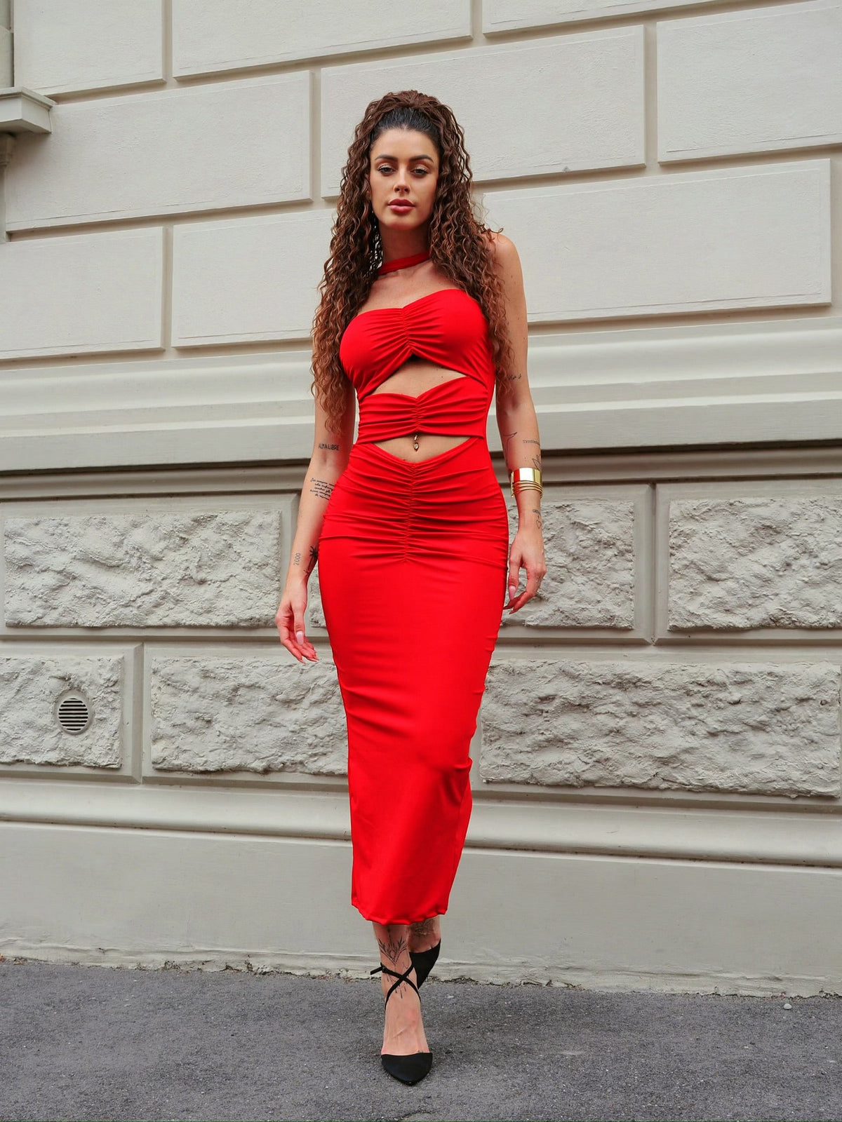 Abito rosso a fasce con choker