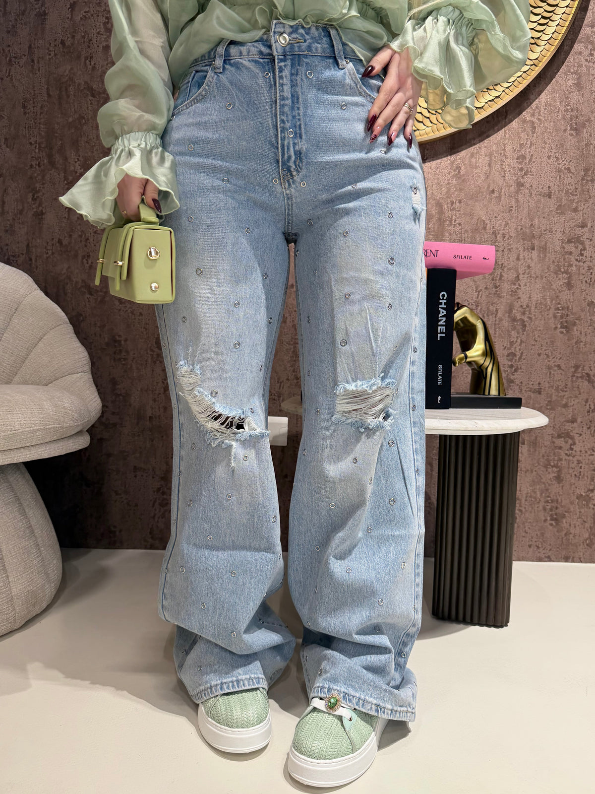 Jeans con strappi e borchiette