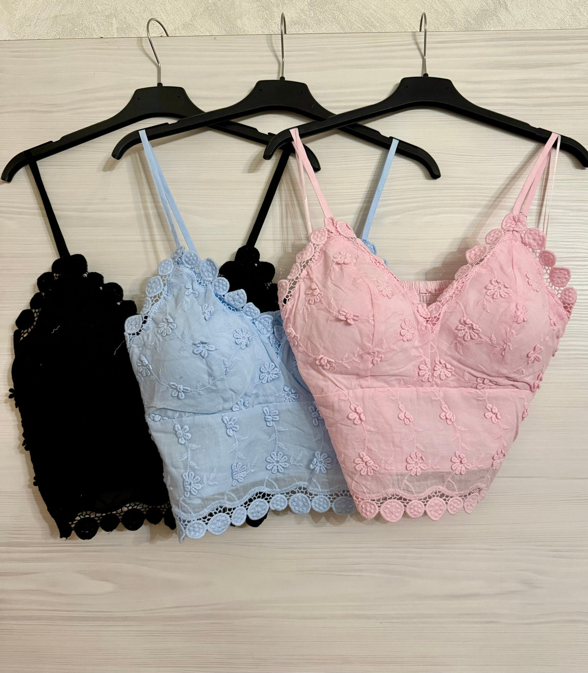 Top con fiori e pizzo