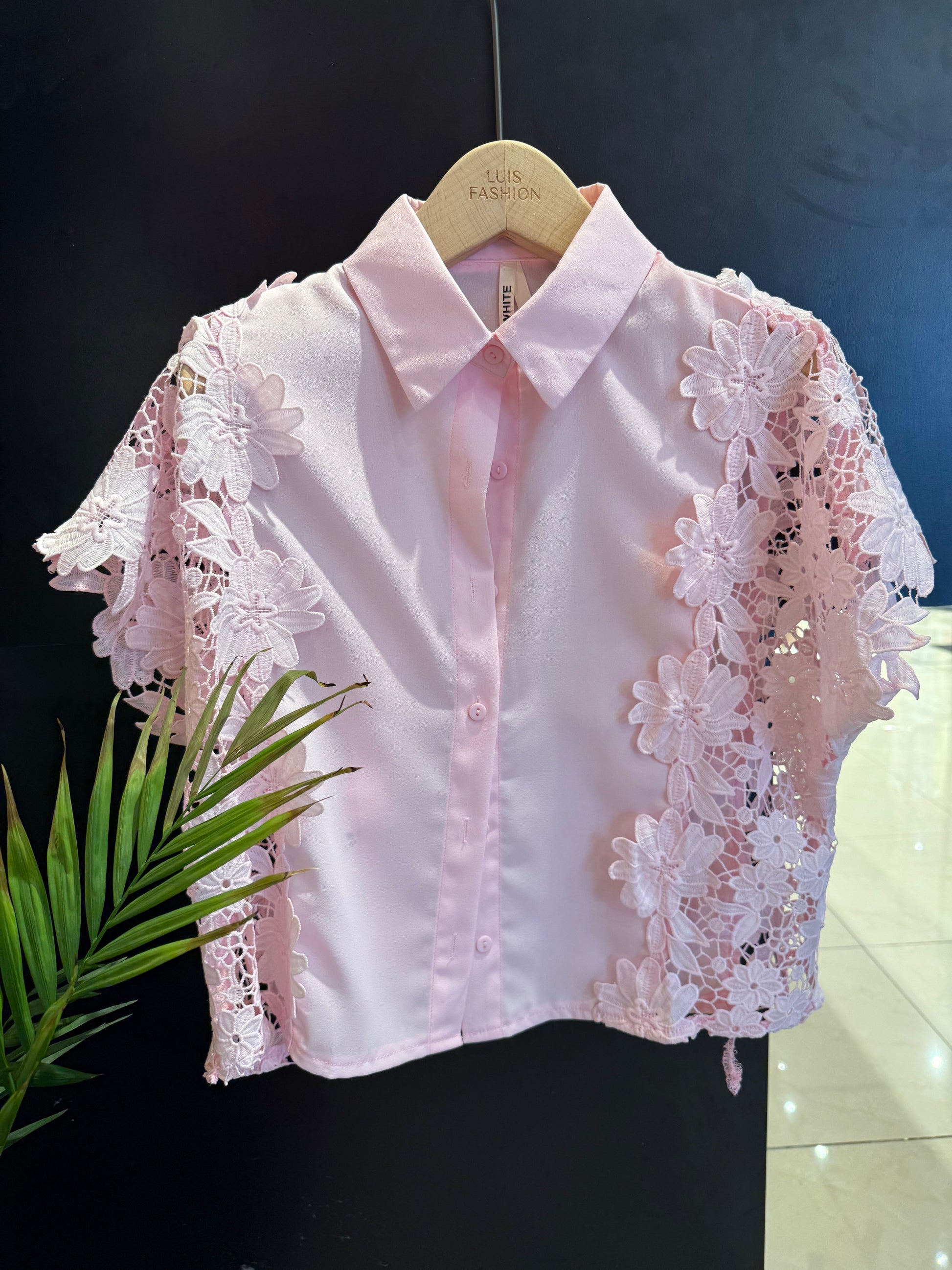 Camicia rosa con pizzo a fiori