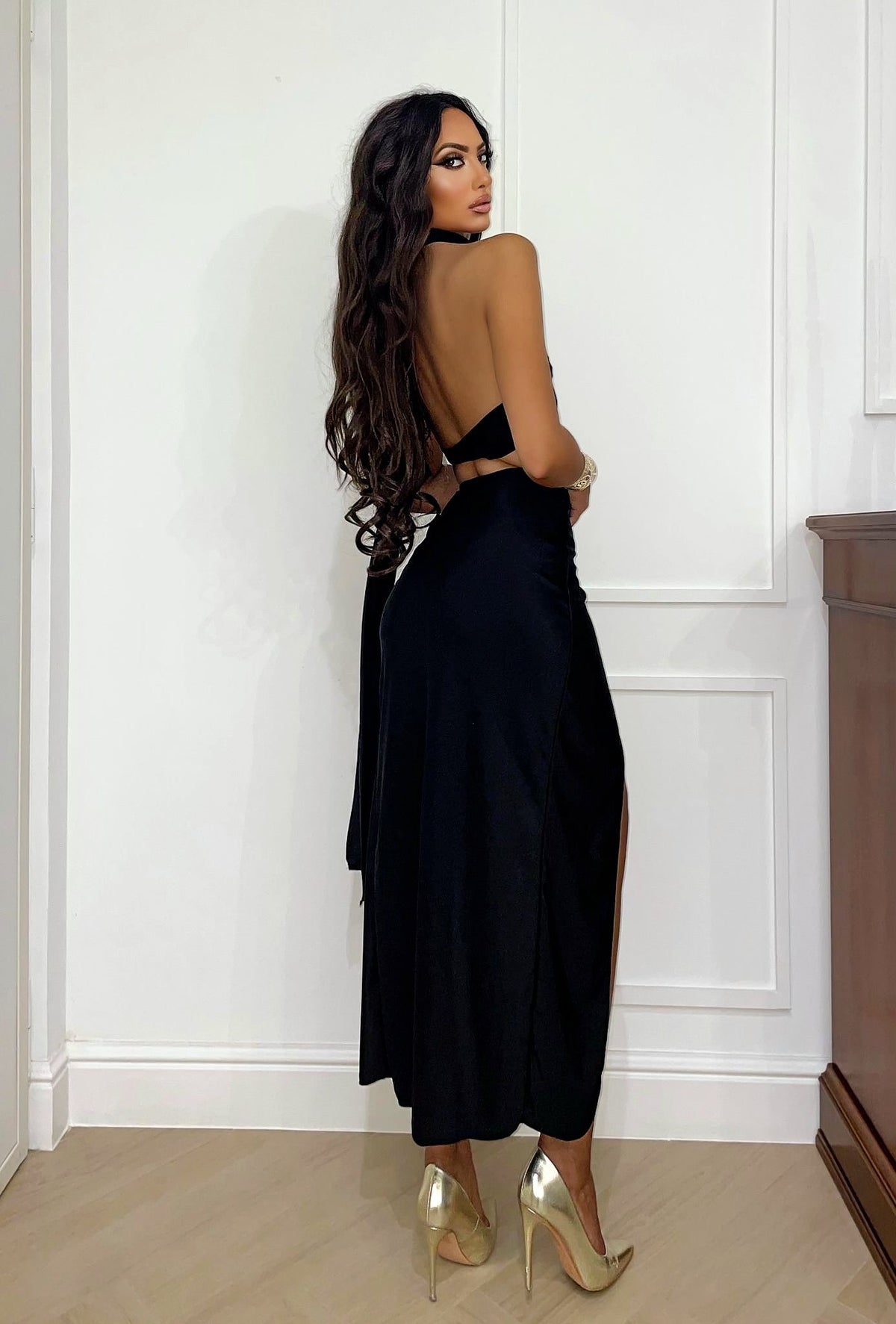 Abito con anello e choker nero