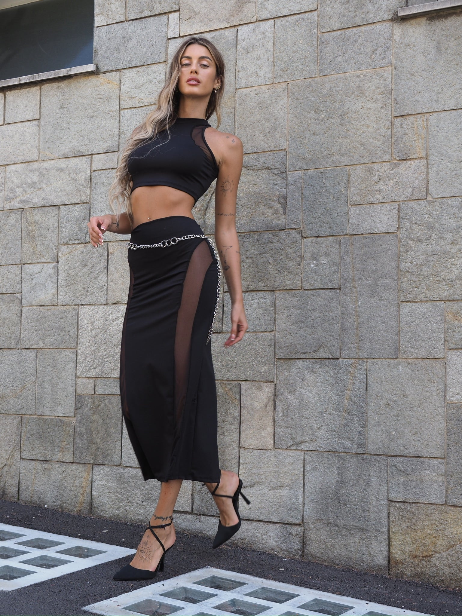 Completo top e gonna nero con trasparenze