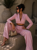 Tailleur giacca e pantalone rosa con dettaglio nero in pizzo