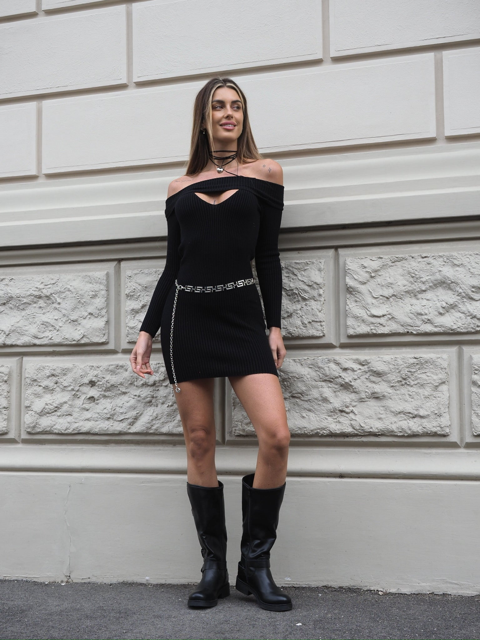 Abito in maglia nero scollo a barca