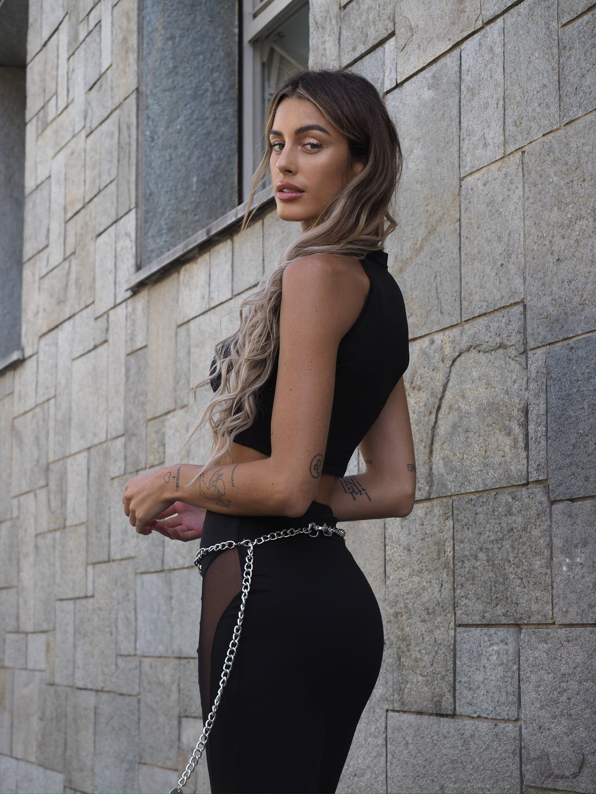 Completo top e gonna nero con trasparenze
