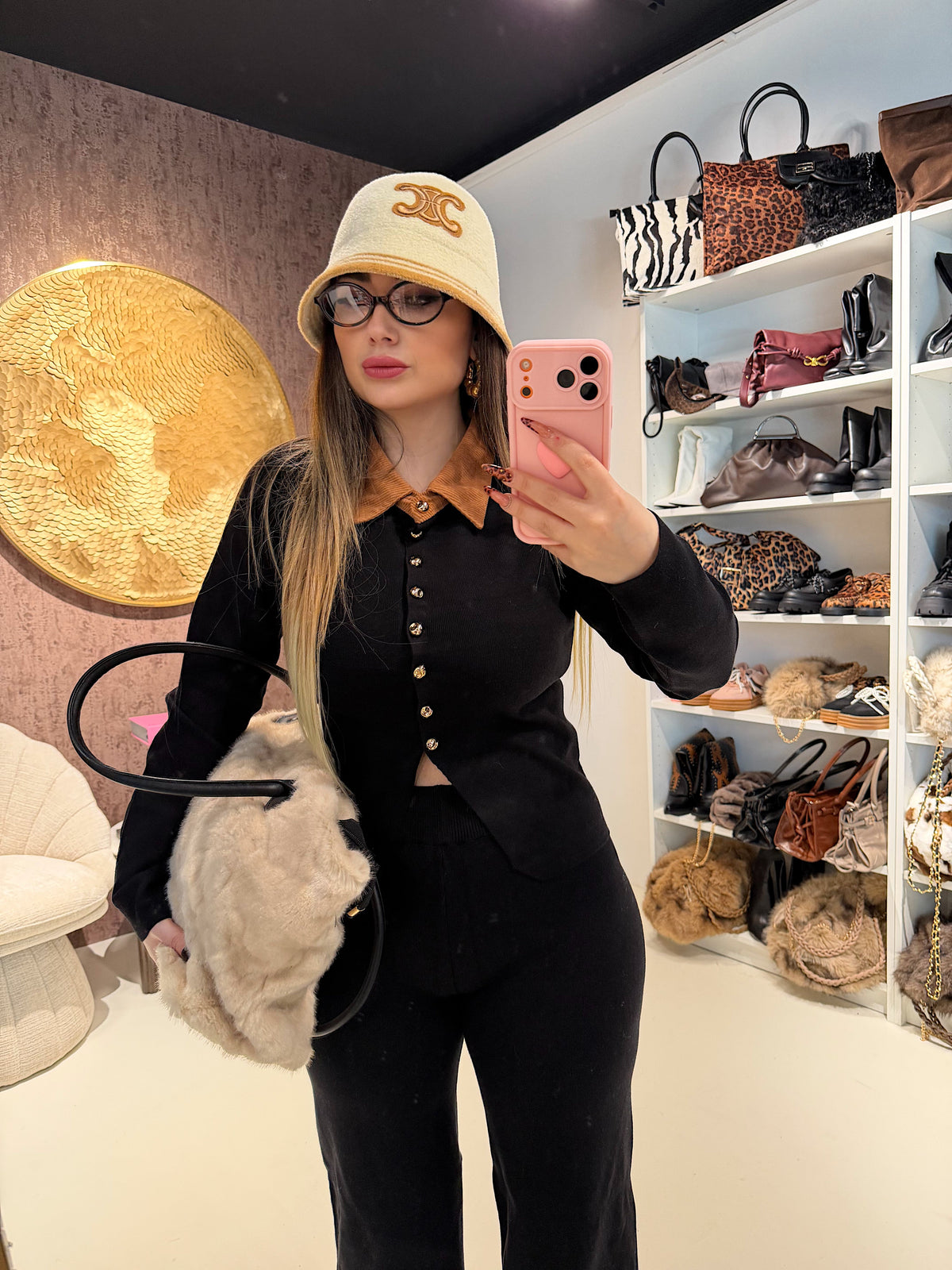 Completo maglia e pantalone con colletto a contrasto