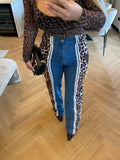 Denim con banda animalier
