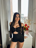 Tutina nera con spilla