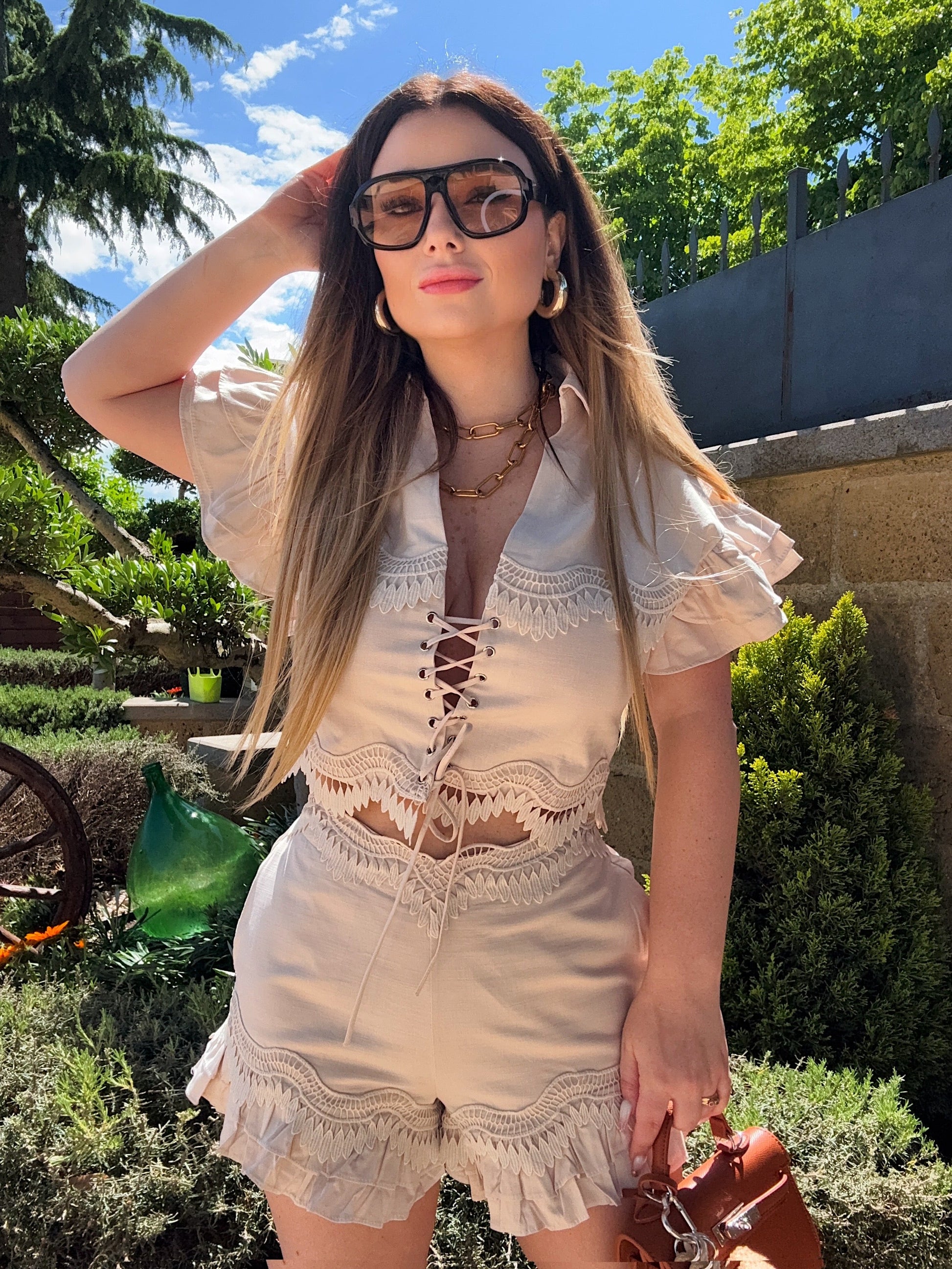 Completo beige con pizzo