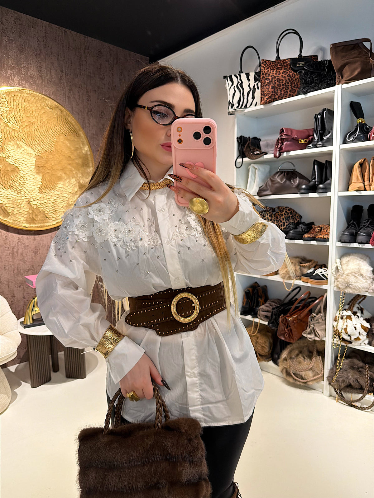 Camicia con fiori ricamati