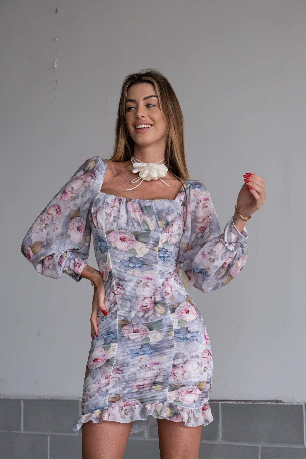 Abito arricciato carta da zucchero con fiori rosa