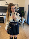 Maglione bianco con stelle nere