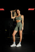 Completo fitness top e short sportivo verde militare