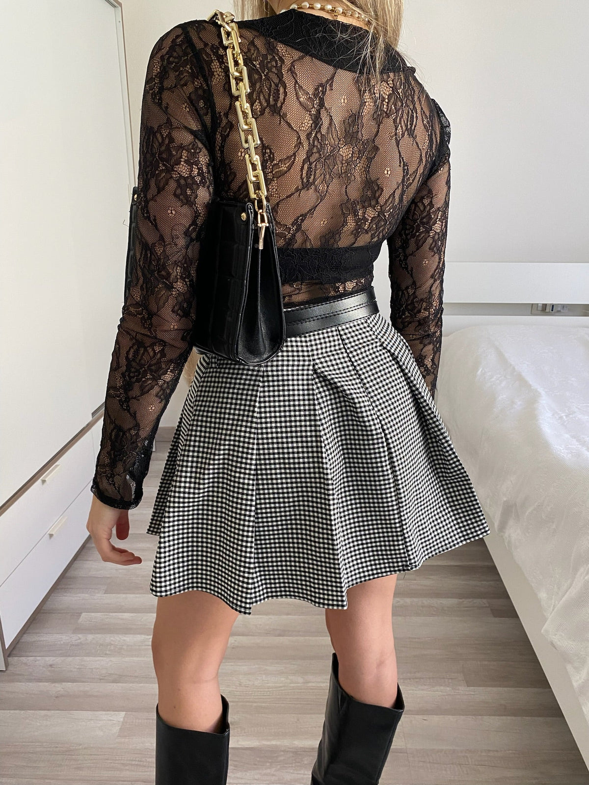 Body nero a V con trasparenza e pizzo