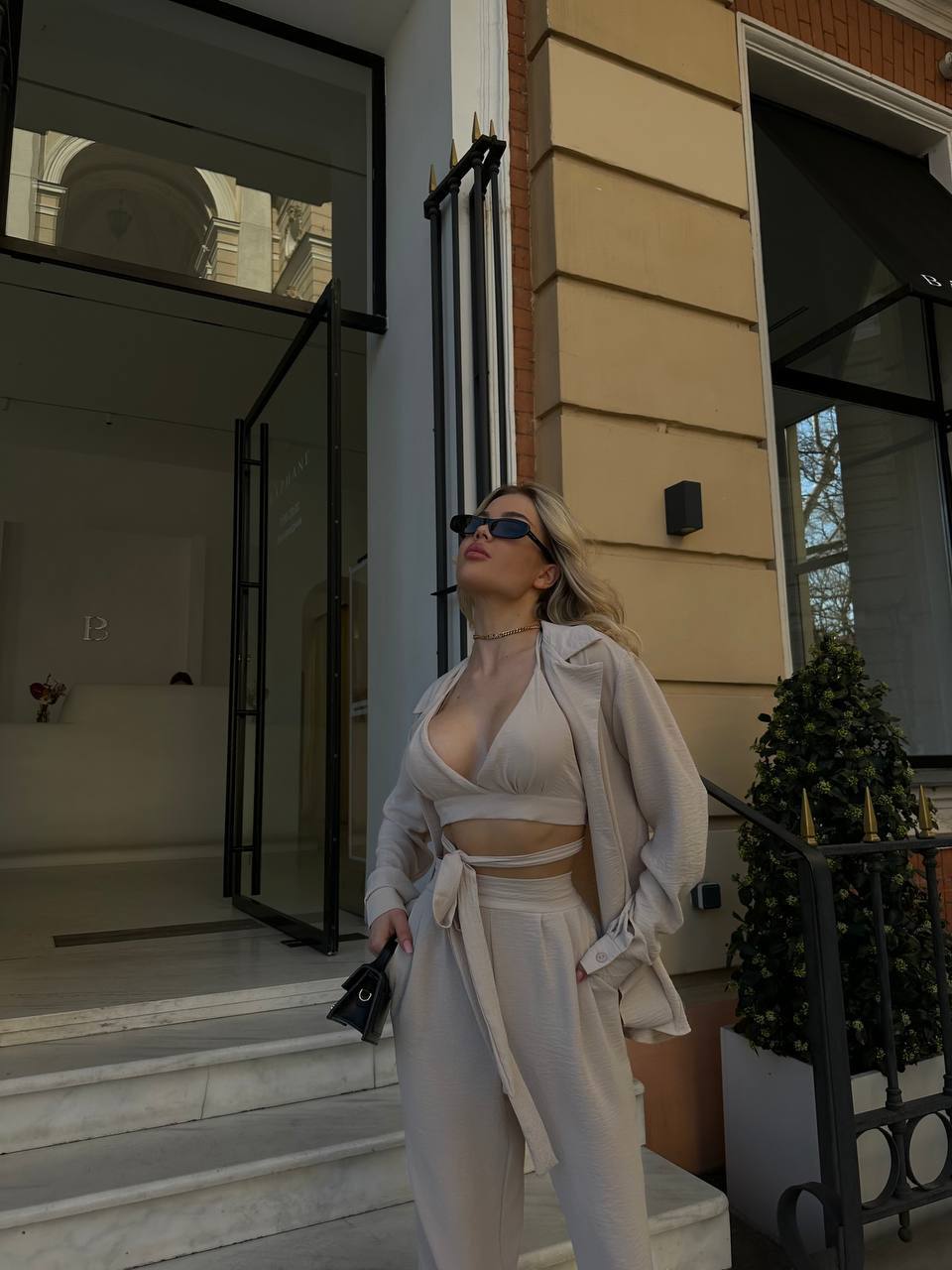 Set tre pezzi camicia top e pantalone beige