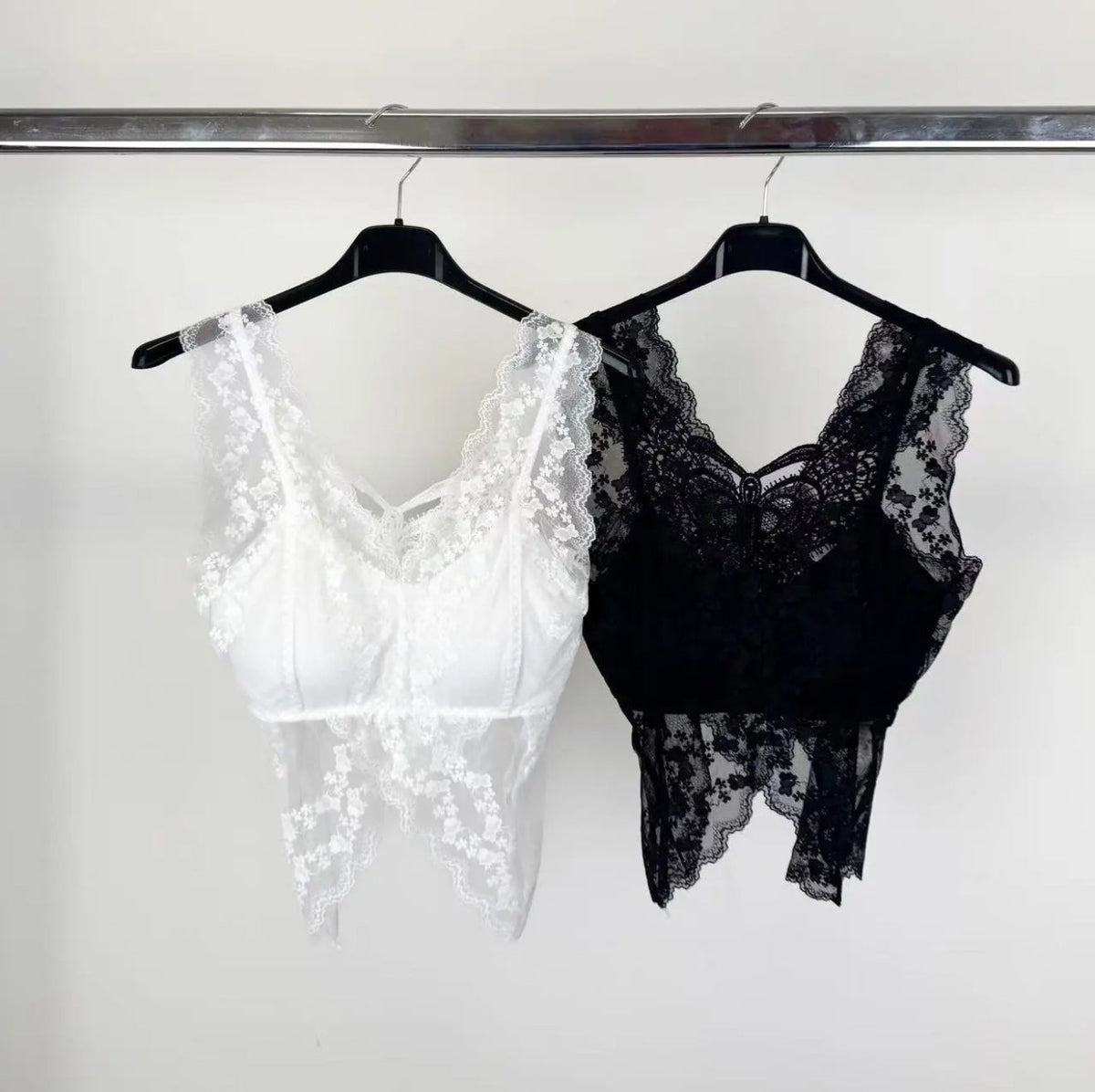 Bralette in pizzo con farfalla