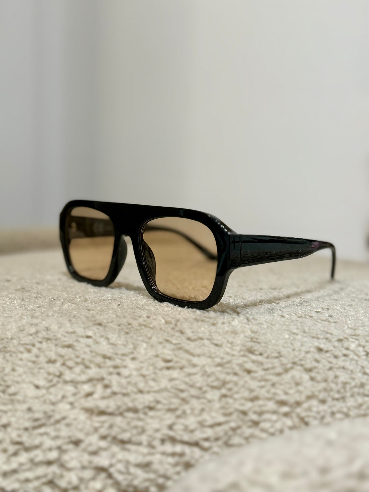 Occhiale nero con lente chiara