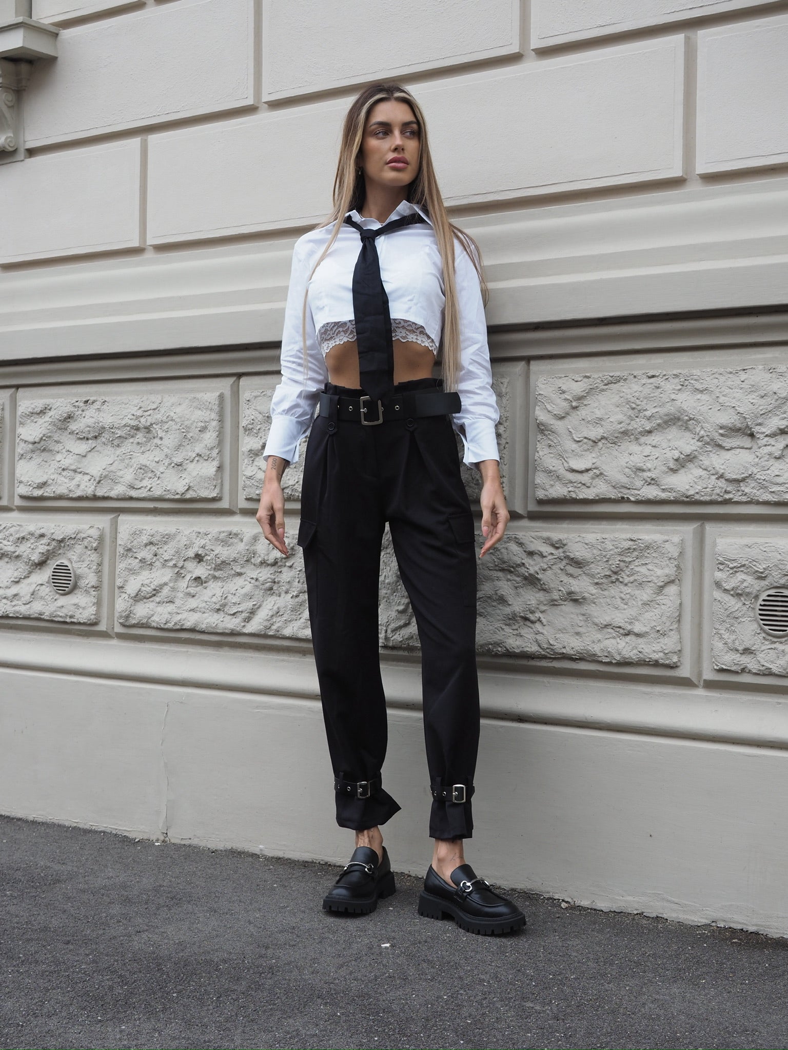 Pantalone nero con cinghie