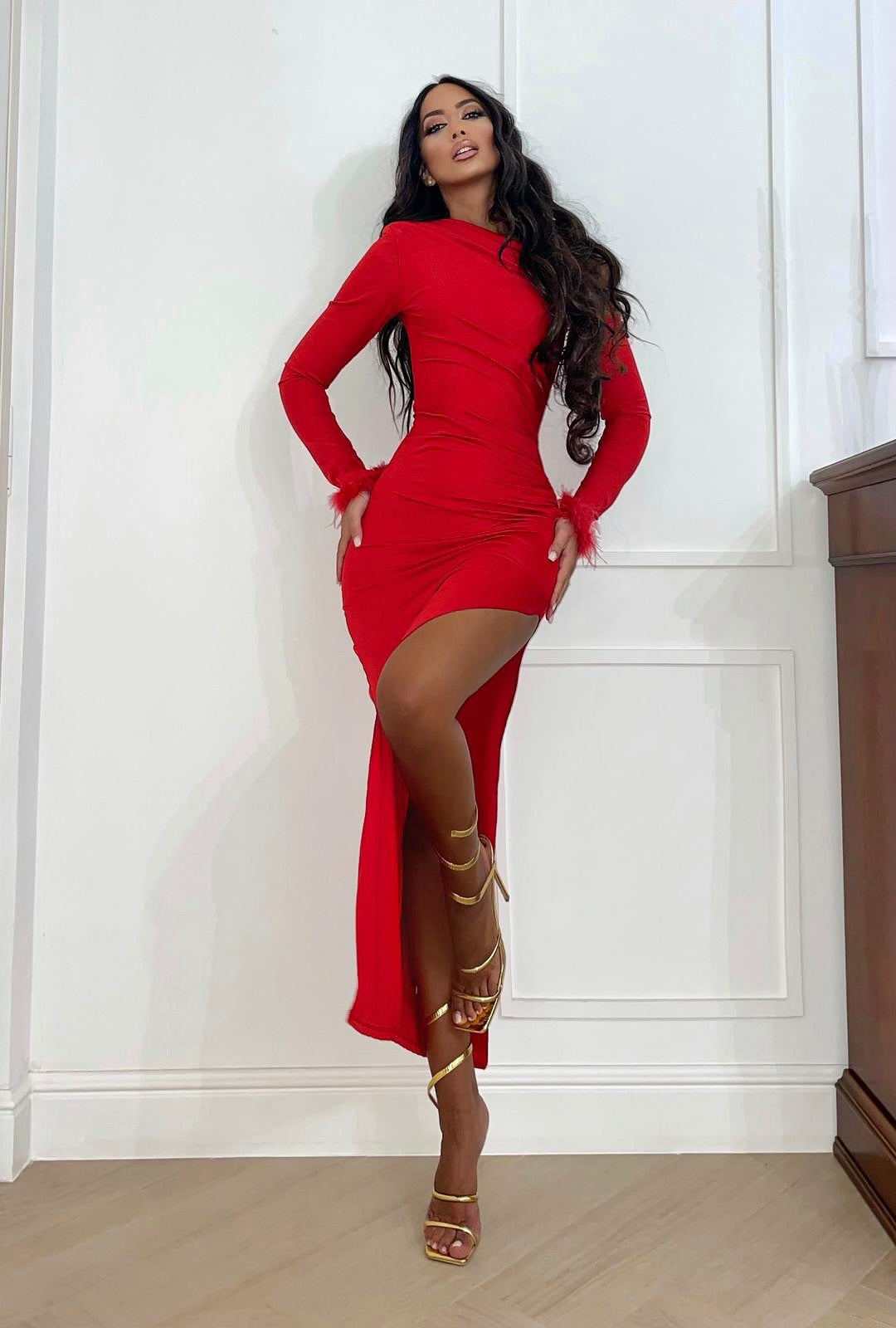 Abito rosso lungo con piume