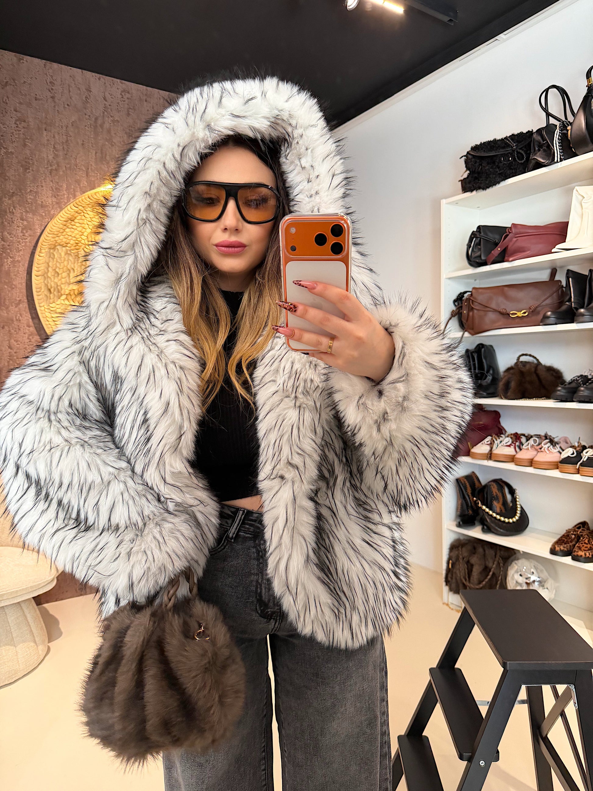 Pelliccia Ecologica con Dettaglio Nero – Oversize Glam