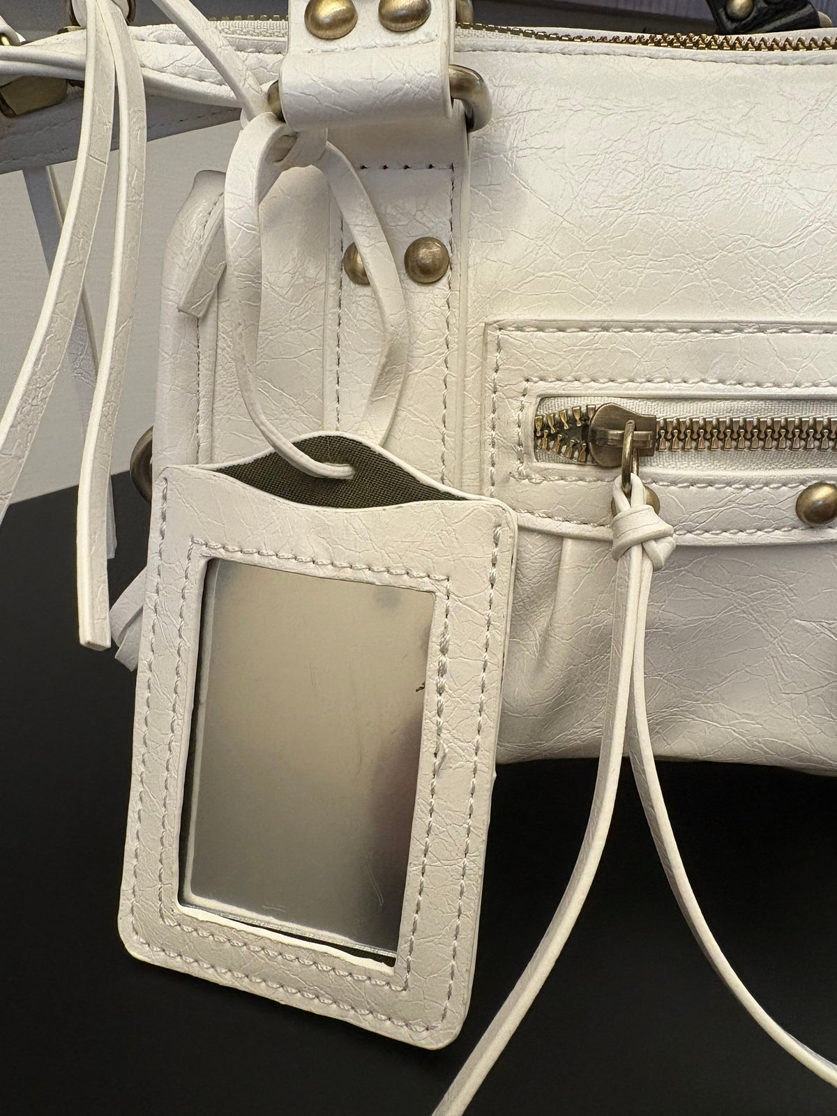 Borsa aggressive girls