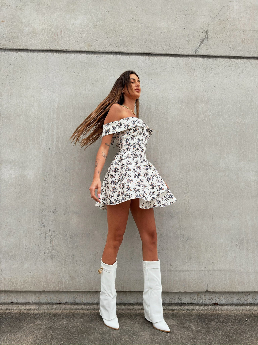 Abito bianco a ruota con fiorellini nude blu