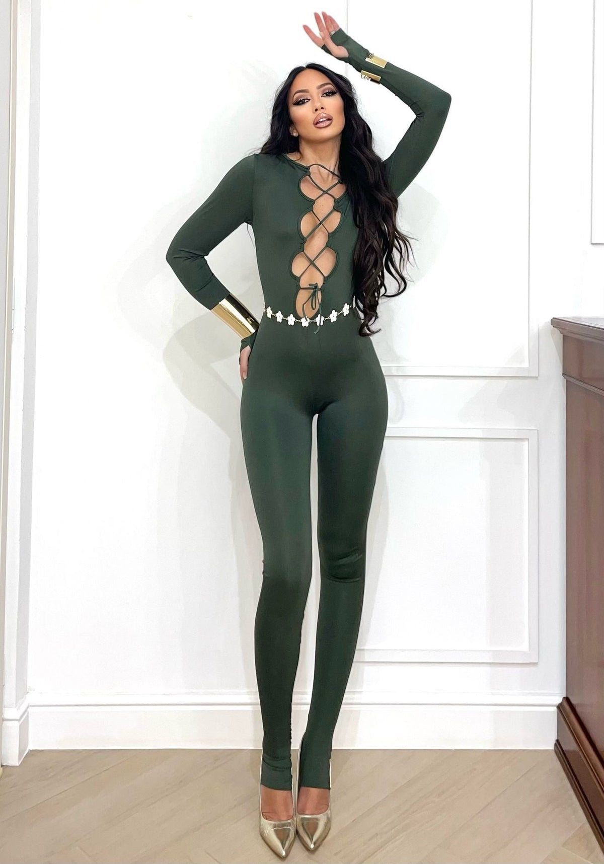 Tuta aderente verde militare con incroci